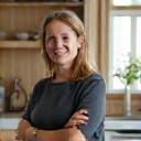 Vakkert, ferdiginstallert kjøkken med en smilende huseier